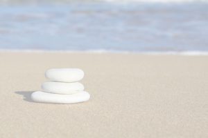Pierres empilé (Cairn) sur une plage