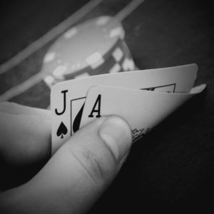 Gros plan sur une main tenant des cartes de poker