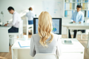 Photo d'une femme travaillant, vue de dos