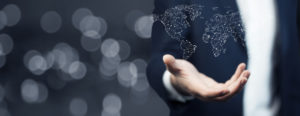 Homme qui tient la carte du monde dans la main