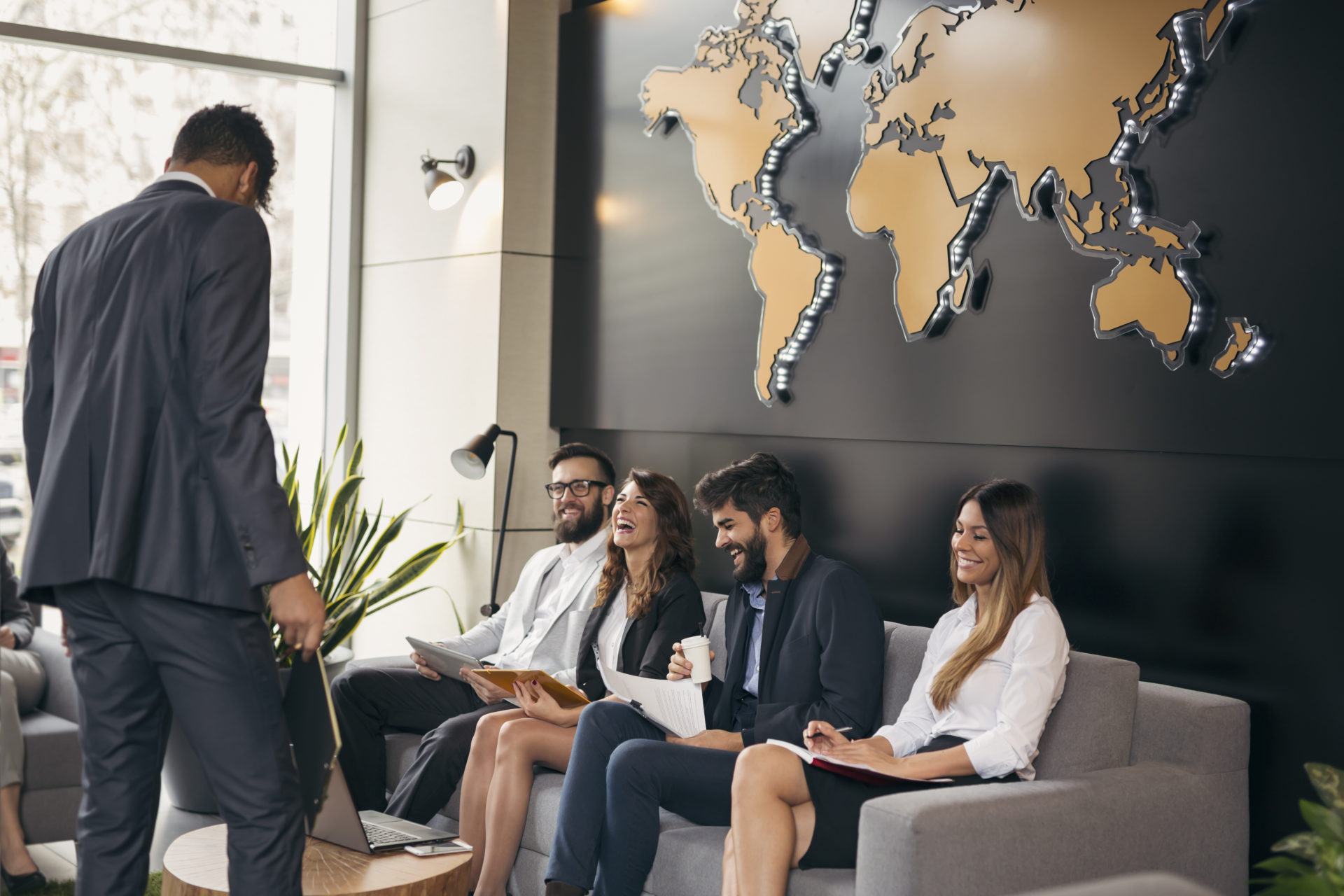 Personnes travaillant et souriant dans une salle de co-working