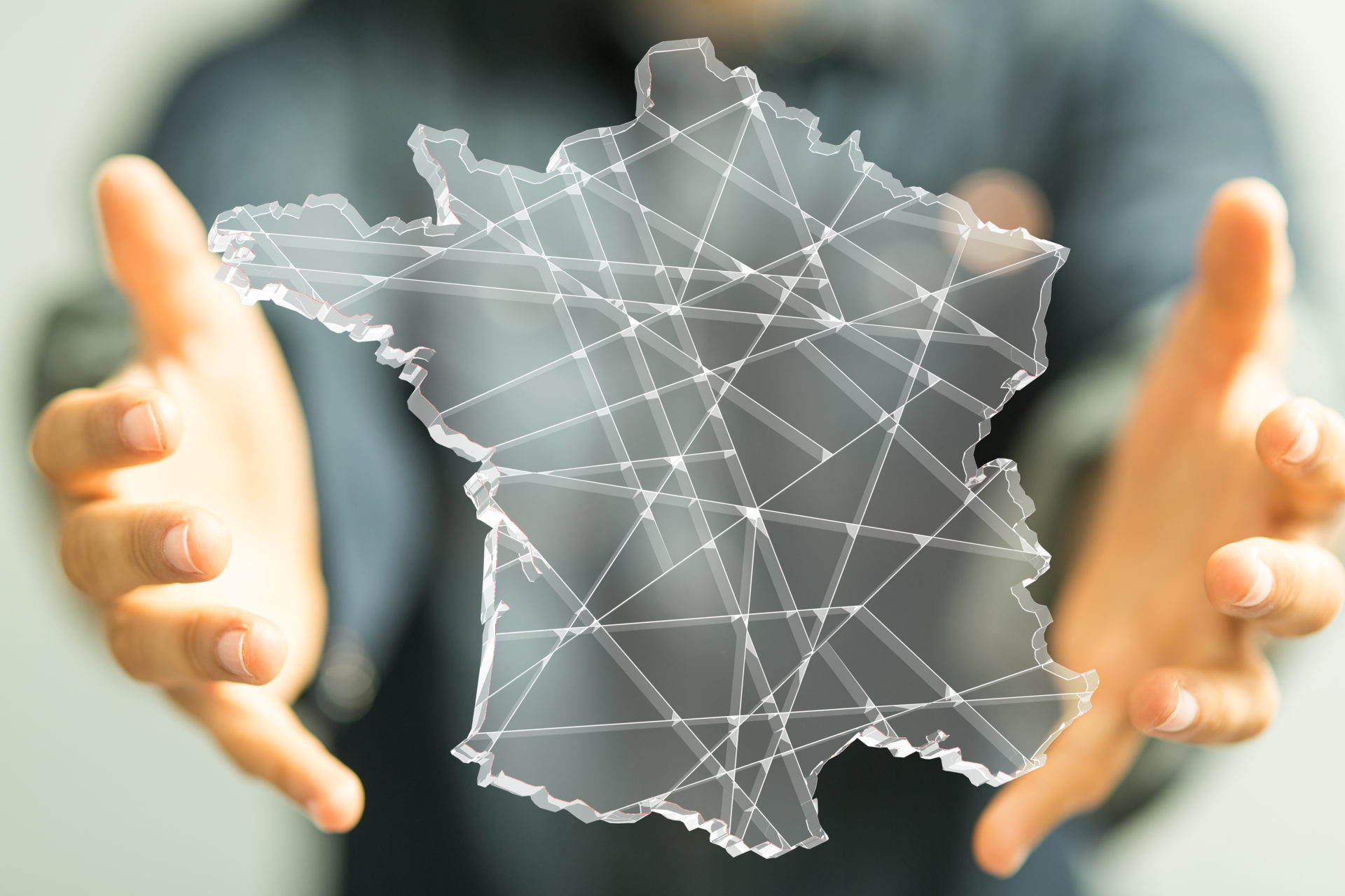 Un homme tenant une représentation de la France dans ses mains