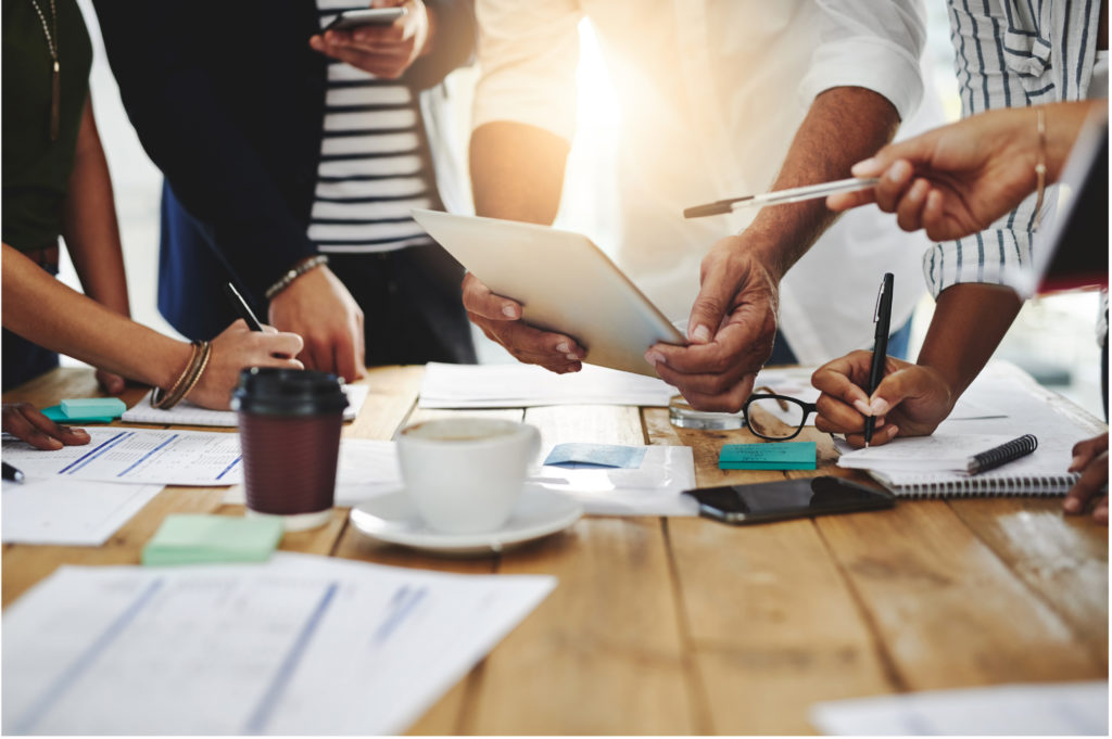 Personnes travaillant autour d'un bureau